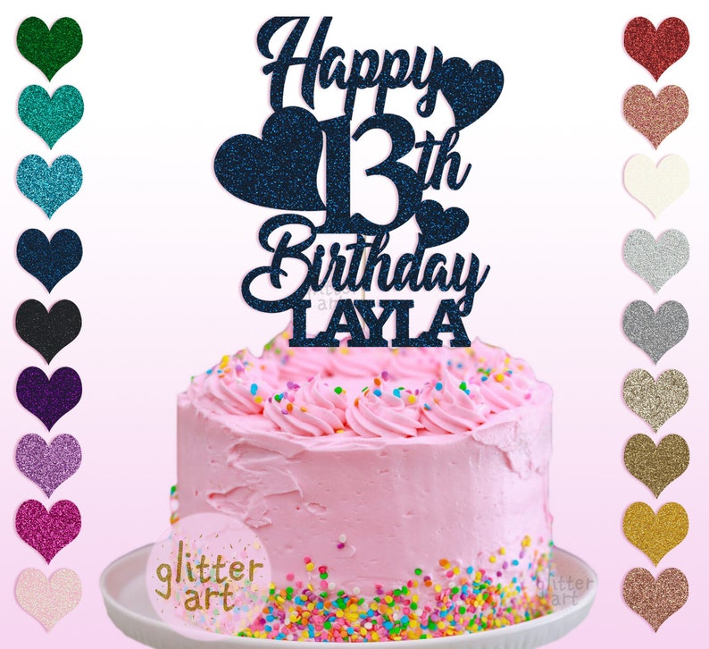 Pu&ograve; includere: Topper per torta di compleanno Happy 13th Birthday Layla con cuori glitterati e il testo "glitter art" su una torta rosa con codette colorate.