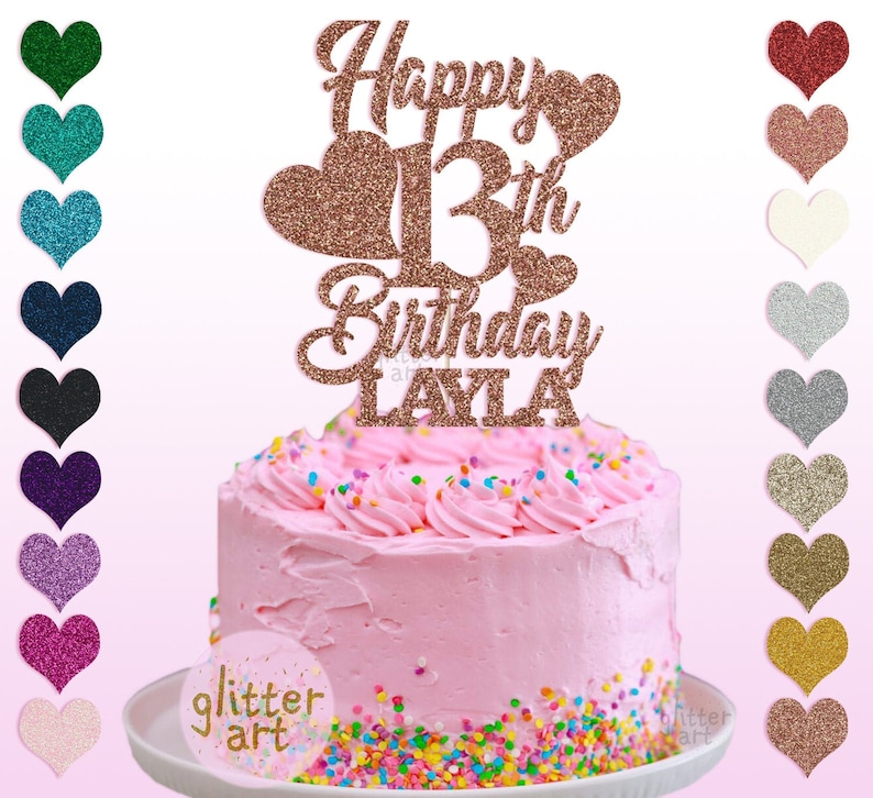 Pu&ograve; includere: Una torta rosa con codette colorate e un topper per torta glitterato che dice "Happy 13th Birthday Layla".