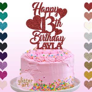 Pu&ograve; includere: Topper per torta rosso glitterato con le parole "Happy 13th Birthday LAYLA" e due cuori. Il topper &egrave; su una torta rosa con codette colorate.