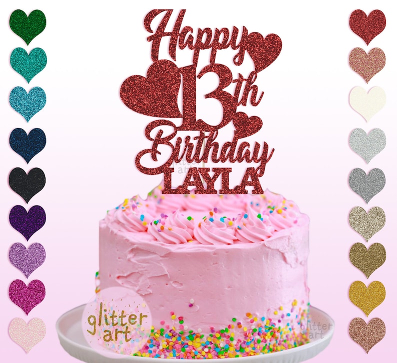 Pu&ograve; includere: Topper per torta rosso glitterato con le parole "Happy 13th Birthday LAYLA" e due cuori. Il topper &egrave; su una torta rosa con codette colorate.