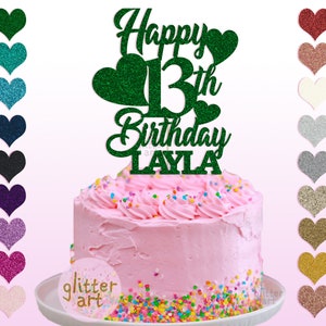 Pu&ograve; includere: Topper per torta di glitter verde con il testo "Happy 13th Birthday Layla". Il topper &egrave; su una torta rosa con codette colorate.