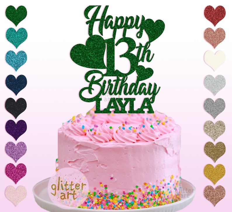 Pu&ograve; includere: Topper per torta di glitter verde con il testo "Happy 13th Birthday Layla". Il topper &egrave; su una torta rosa con codette colorate.