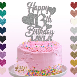 Pu&ograve; includere: Topper per torta in glitter argento con il testo "Happy 13th Birthday Layla". Il topper &egrave; su una torta rosa con codette colorate.