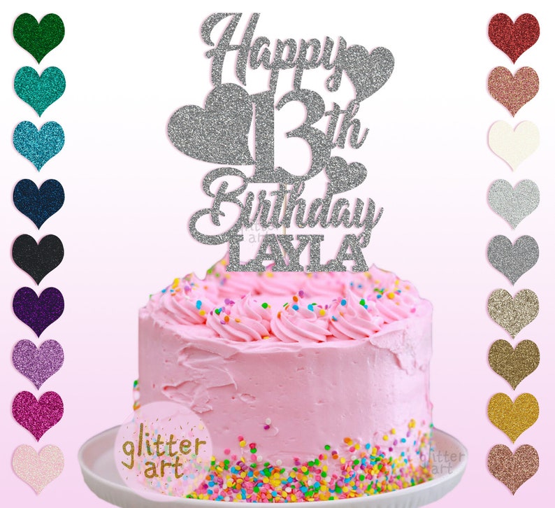 Pu&ograve; includere: Topper per torta in glitter argento con il testo "Happy 13th Birthday Layla". Il topper &egrave; su una torta rosa con codette colorate.