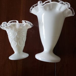 2 Fenton weiße Glasvasen