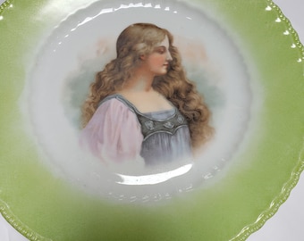 Vintagekonstporträttstallrik Victoria Österrike med grön kant och pärlkantdesign | Konstnärligt porträtt av kvinna på tallrik