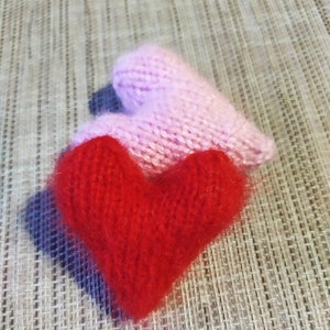 Knitting pattern for a heart, 3D knitted heart, volumetric heart, softness in the shape of a heart, knitting pattern for a tiny heart. PDF