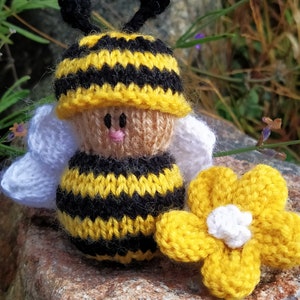 PDF pattern little Buzzy and flower/decor for easter/Bee Instant Download PDF Knitting Pattern