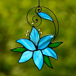 Stained Glass Blue Lily Suncatcher – Window Hanging Flower Ornament – Handmade Floral Decor