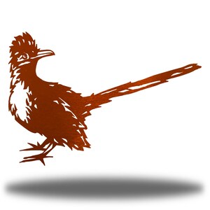 Pu&ograve; includere: Un ritaglio in metallo marrone ruggine di un uccello corridore con la testa girata a sinistra e la coda estesa a destra.