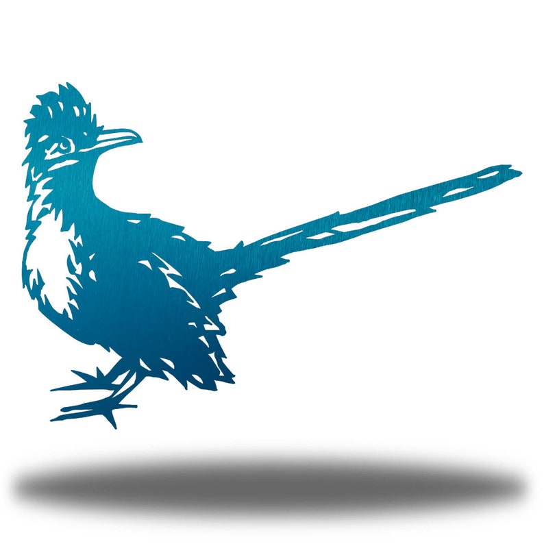 Pu&ograve; includere: Una silhouette di metallo blu di un roadrunner con una lunga coda e un becco appuntito.