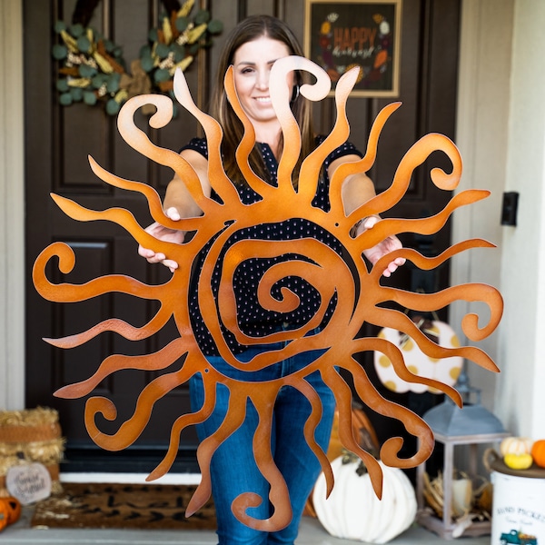 Decoración de pared metálica con forma de sol, estilo rústico bohemio para jardín, ideal para patios exteriores.