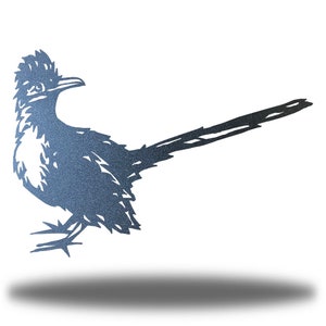 Pu&ograve; includere: Una silhouette di metallo blu di un roadrunner con una lunga coda e un becco appuntito.