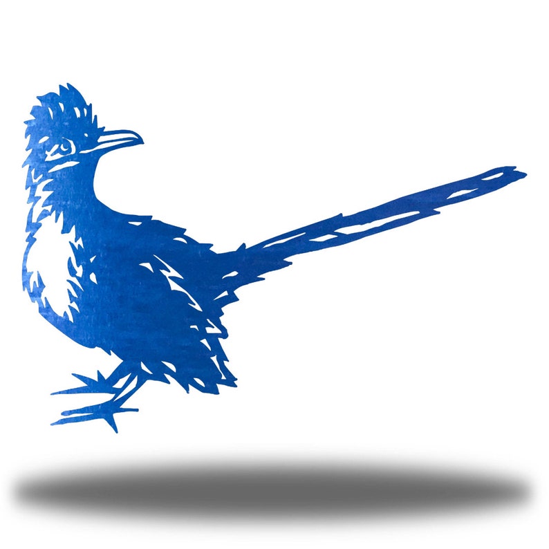 Pu&ograve; includere: Una silhouette di un roadrunner in metallo blu con una lunga coda e una testa crestata.