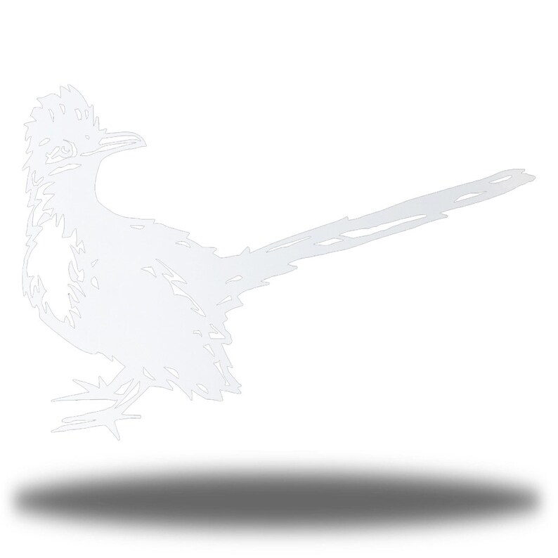 Pu&ograve; includere: Un ritaglio in metallo bianco di un uccello roadrunner con una lunga coda e un becco appuntito. L'uccello &egrave; in piedi sulle sue due zampe con le ali spiegate.