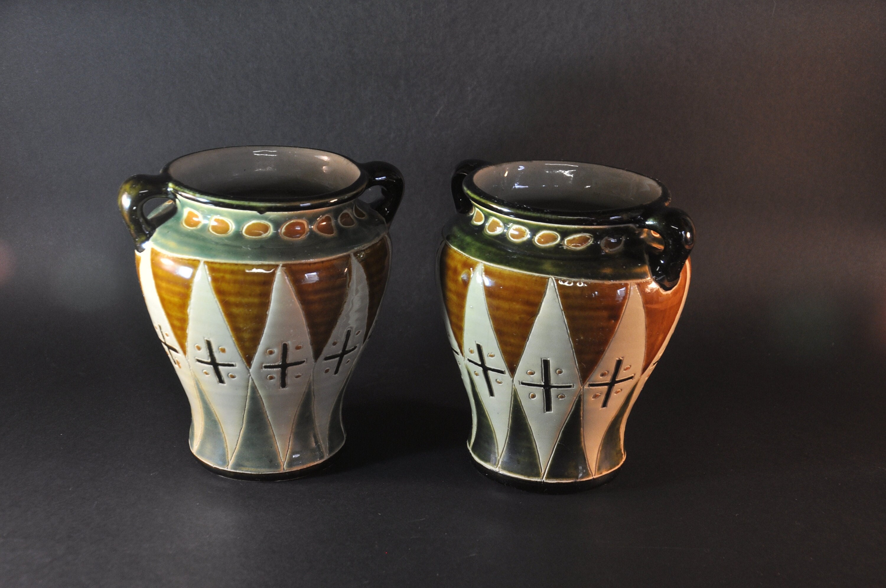 Paire Assortie | 2 de Vases en Poterie Vintage avec Émail Verni ou Majolique - Motif Croix et Losang