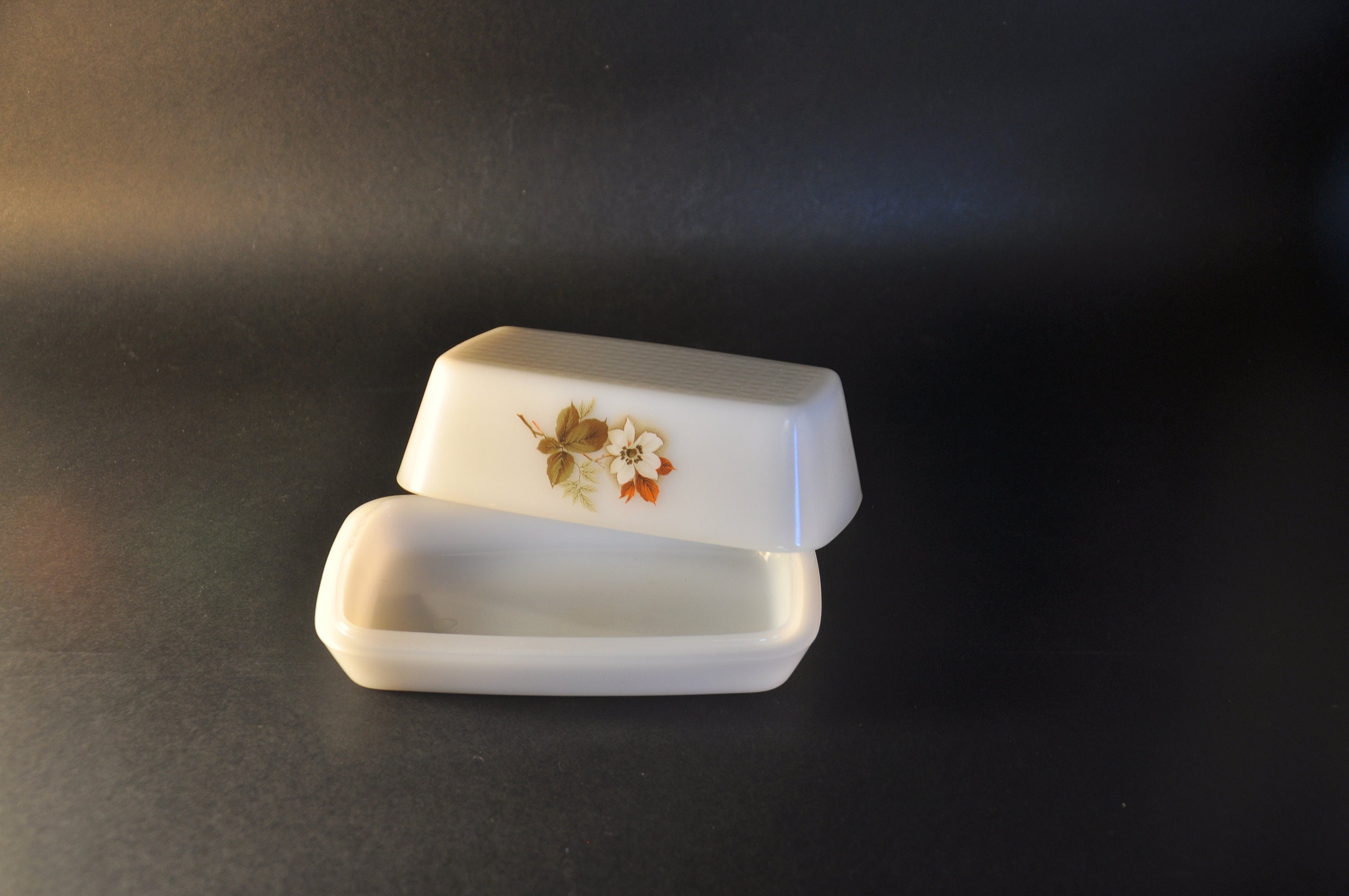 Beurrier Arcopal avec Couvercle - Décor Fleur Avila- Verre de Lait/Opalin Français Vintage Des Année