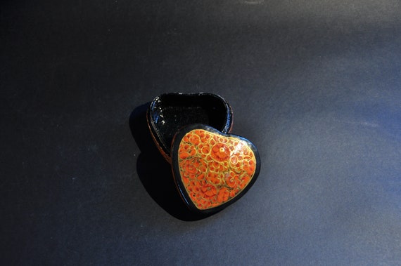 Heart shaped trinket or jewelry box - Indian Kash… - image 1