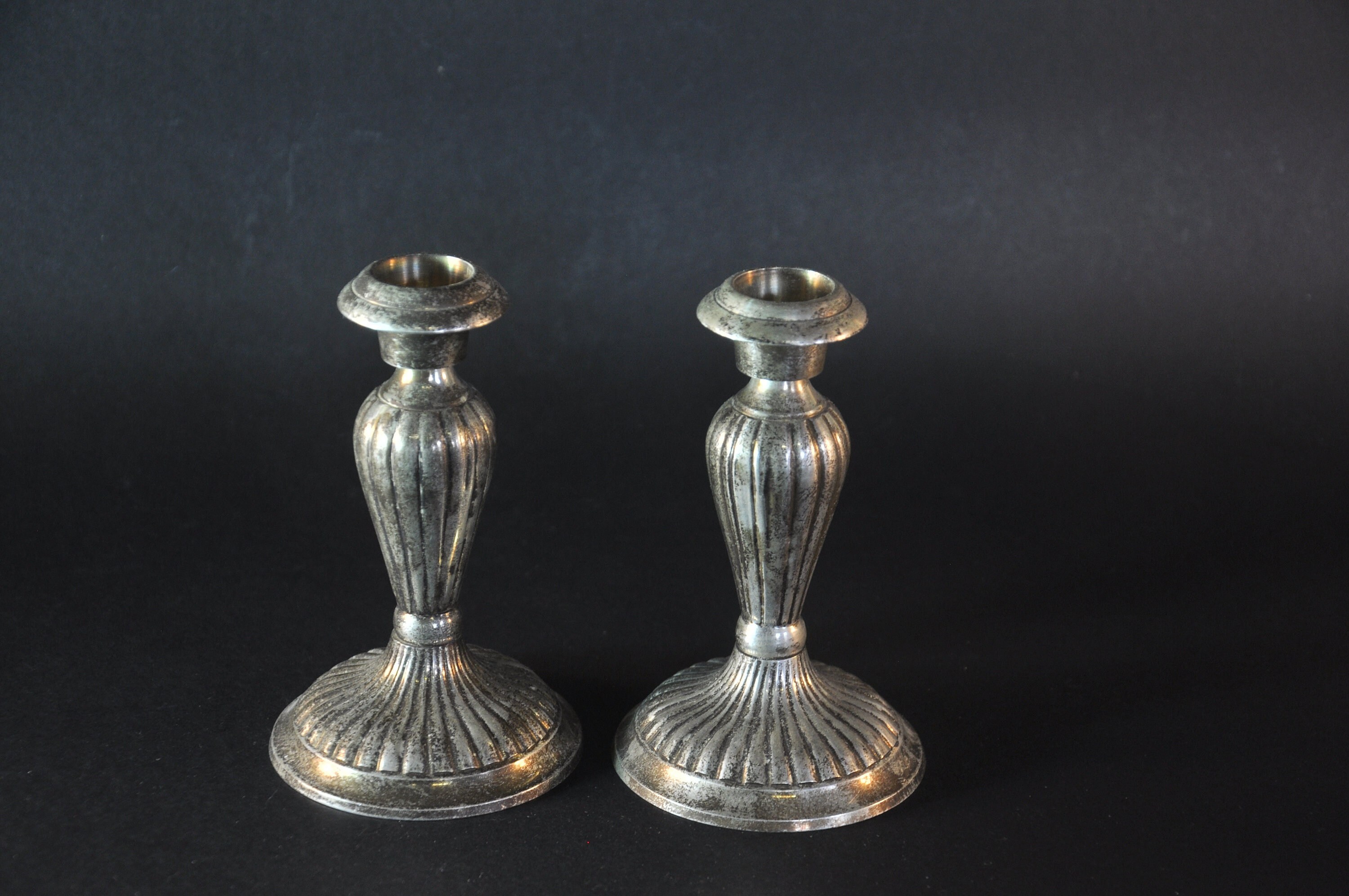 Paire de Bougeoirs Plaqués d'argent, à Patine Naturelle - Vintage