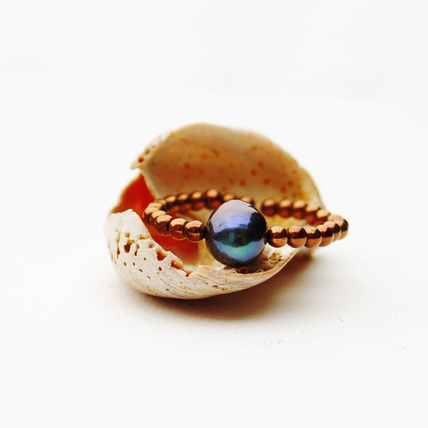Pierścionek z perłą|Rozciągliwy pierścionek z czarną perłą i złotymi kamieniami| Elastyczny pierścionek z kamieni|Pierścionek na gumce
