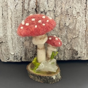 Naaldvilten wol Amanita paddestoel sculptuur met heldere kwartscluster, miniatuur, bos, kristal cadeau,