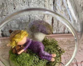 Naaldvilten slapende fee glazen hangend ornament: wolkunstpop, paddestoel