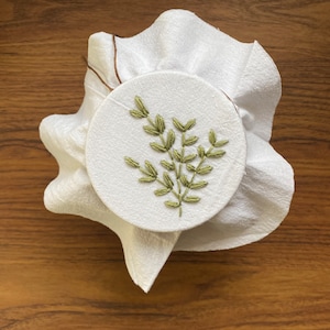Hand embroidered foliage Linen jar cover, mason jar cloth, housewarming gift, wide mouth mason jar, sourdough starter jar cover, jar bonnet