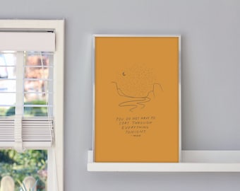 Puede incluir: Una impresión de arte de pared imprimible de color amarillo mostaza con un dibujo de línea negra de una cordillera y un río sinuoso. La impresión presenta la cita "No tienes que ordenar todo esta noche" - Mary Oliver.