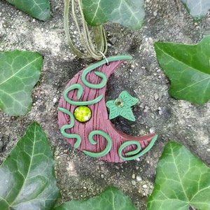 Zauberhafter Mond des Waldes- handmodellierte Mondkette grün aus Polymer Clay, Hexenanhänger NaturliebhaberElfen