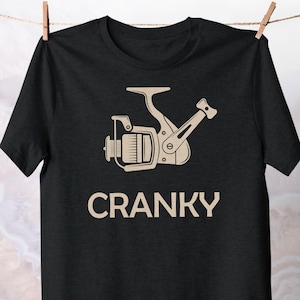 Maglietta Cranky / Abbigliamento per amanti dei pesci / Maglietta con mulinello da pesca / Maglietta divertente da pescatore / Abbigliamento da pescatore / Regalo per marito / Maglietta per la festa del papà