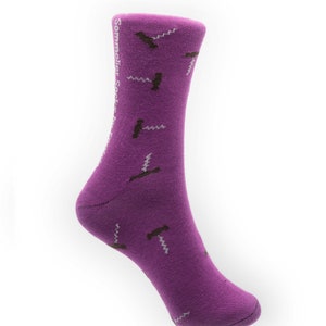 Puede incluir: Un calcetín morado con un estampado de sacacorchos marrón oscuro. El texto "Sommelier Socks" está impreso verticalmente en el lateral. El calcetín está hecho de un material suave y está diseñado para el pie.