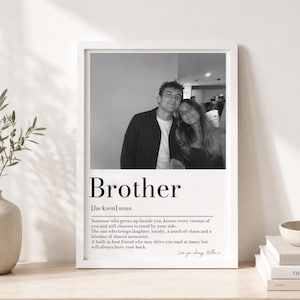 Peut inclure: Une impression verticale encadrée présentant une photographie en noir et blanc de deux personnes au-dessus du mot Brother, du nom Jackson et d'un paragraphe descriptif sur un frère, se terminant par le texte manuscrit Love you always, Millie x.