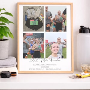 Op de afbeelding: Een ingelijste print met vier foto's van een marathonloopster. De foto linksboven toont hardloopuitrusting en een startnummer. De andere foto's tonen de loopster tijdens de race. Tekst: "26.2 Mile Finisher", Harkmash Marathon 2026 en racedetails.