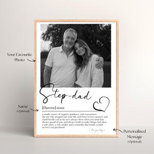 K&ouml;nnte beinhalten: Ein gerahmtes Schwarz-Wei&szlig;-Foto eines Mannes und einer Frau, mit dem Wort "Step-dad" in Schreibschrift. Darunter eine Definition und eine Herzgrafik. Der Rahmen ist hellbraun.