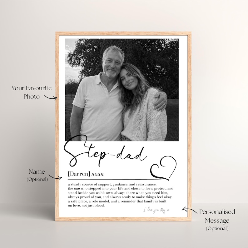 K&ouml;nnte beinhalten: Ein gerahmtes Schwarz-Wei&szlig;-Foto eines Mannes und einer Frau, mit dem Wort "Step-dad" in Schreibschrift. Darunter eine Definition und eine Herzgrafik. Der Rahmen ist hellbraun.