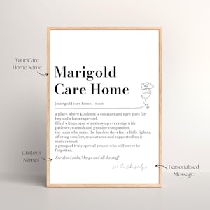 Könnte beinhalten: Gerahmter Druck mit den Worten "Marigold Care Home" in schwarzer Schrift. Unter dem Titel steht die Definition eines Pflegeheims. Der Druck enthält eine florale Strichzeichnung und eine persönliche Nachricht.