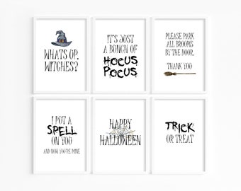 Puede incluir: Conjunto de seis carteles de Halloween imprimibles con texto negro sobre fondo blanco. Los carteles presentan varias frases con temática de Halloween, que incluyen "What's up, witches?", "It's just a bunch of Hocus Pocus", "Please park all brooms by the door. Thank you", "I put a spell on you and now you're mine", "Happy Halloween", y "Trick or Treat".