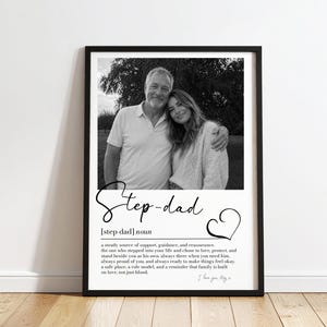 K&ouml;nnte beinhalten: Schwarz-Wei&szlig;-Druck mit einem Foto von Mann und Frau in einer Umarmung. Der Druck enth&auml;lt den Text "Step-dad" in Schreibschrift, eine Definition und ein Herzsymbol. Der Text "I love you May" befindet sich unten rechts.