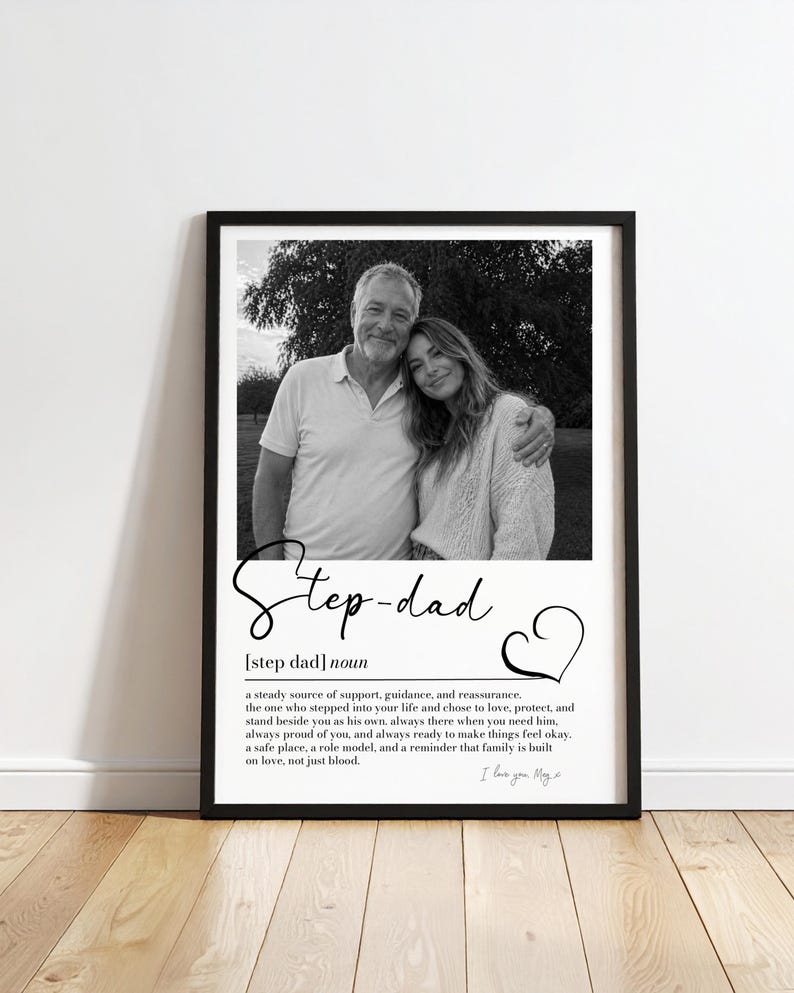 K&ouml;nnte beinhalten: Schwarz-Wei&szlig;-Druck mit einem Foto von Mann und Frau in einer Umarmung. Der Druck enth&auml;lt den Text "Step-dad" in Schreibschrift, eine Definition und ein Herzsymbol. Der Text "I love you May" befindet sich unten rechts.