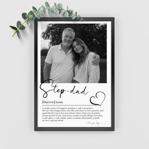K&ouml;nnte beinhalten: Schwarz-Wei&szlig;-Druck mit Rahmen, der ein Foto eines Mannes und einer Frau zeigt. Der Druck enth&auml;lt das Wort "Step-dad" in Schreibschrift, eine Definition und den Satz "I love you May."