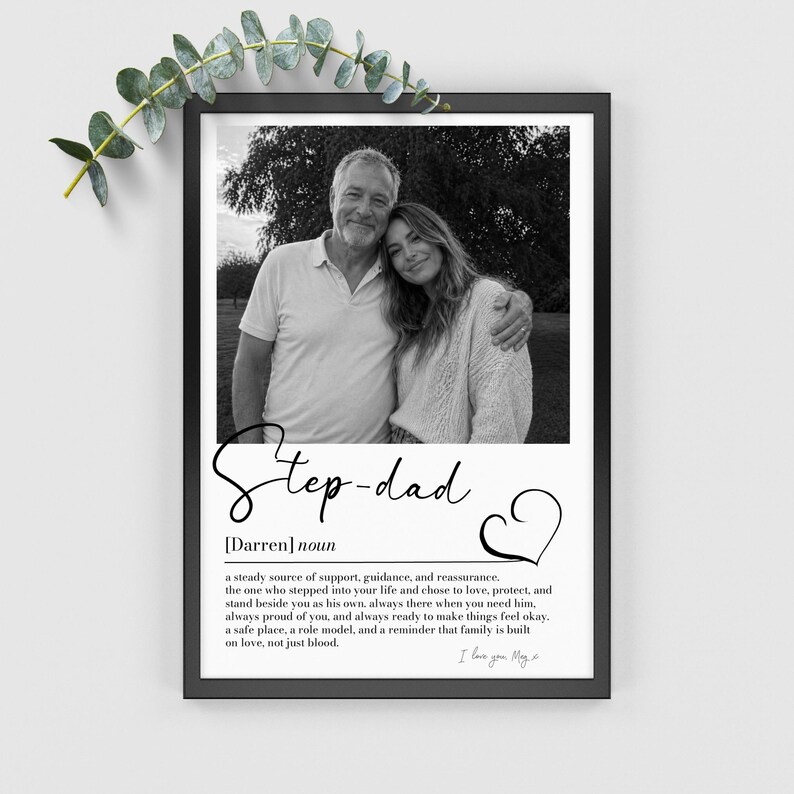 K&ouml;nnte beinhalten: Schwarz-Wei&szlig;-Druck mit Rahmen, der ein Foto eines Mannes und einer Frau zeigt. Der Druck enth&auml;lt das Wort "Step-dad" in Schreibschrift, eine Definition und den Satz "I love you May."