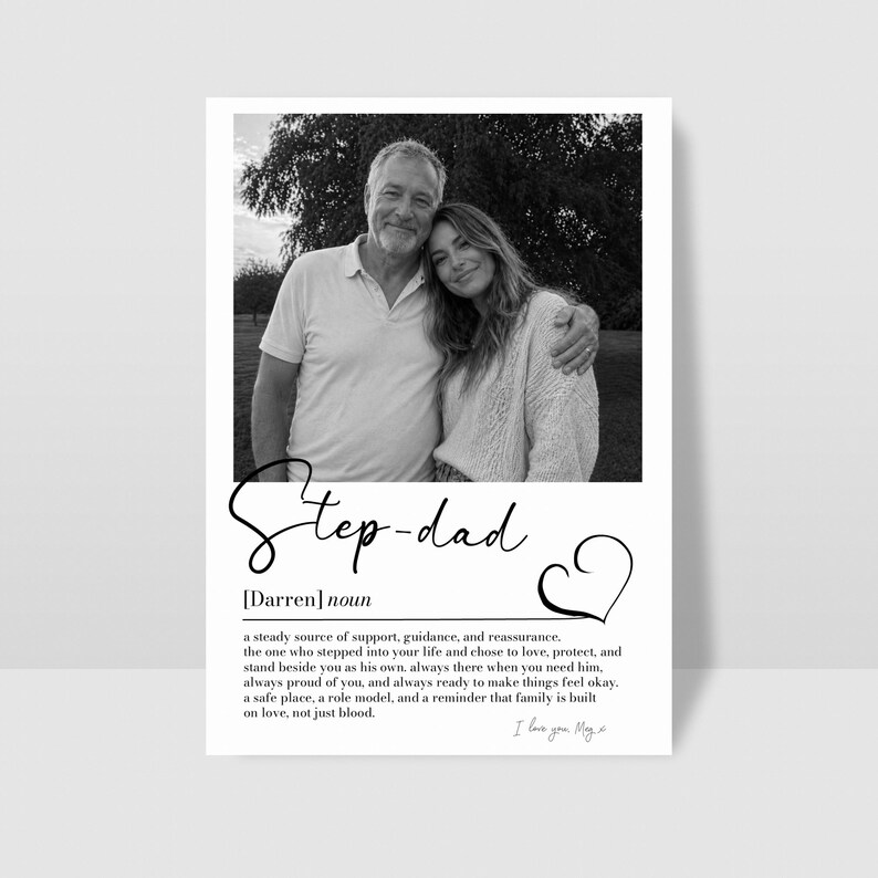 K&ouml;nnte beinhalten: Schwarz-Wei&szlig;-Druck mit einem Foto eines Mannes und einer Frau. Der Text "Step-dad" ist kursiv geschrieben, mit einer Definition darunter. Die Definition enth&auml;lt den Namen "Darren" und ein Herzsymbol.