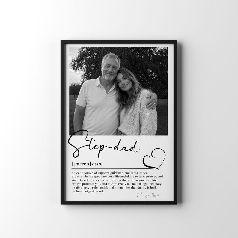 K&ouml;nnte beinhalten: Schwarz-Wei&szlig;-Druck mit einem Foto eines Mannes und einer Frau. Der Druck enth&auml;lt das Wort "Step-dad", eine Definition und den Text "I love you, Meg."
