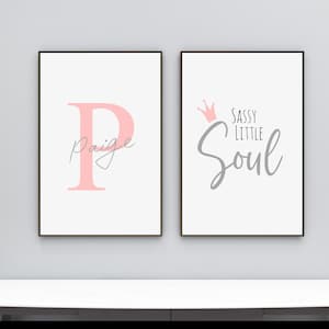 Estampa de alma pequena e atrevida. Decoração de quarto de menina com estampas, decoração de quarto de menina atrevida, estampa inicial de menina, decoração personalizada de menina, menina rosa