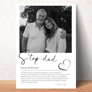 K&ouml;nnte beinhalten: Schwarz-Wei&szlig;-Druck mit einem Foto von Mann und Frau, die sich umarmen. Der Druck enth&auml;lt den Text "Step-dad" in Schreibschrift, eine Definition und ein Herzsymbol. Die Worte "I love you, Meg x" sind ebenfalls vorhanden.