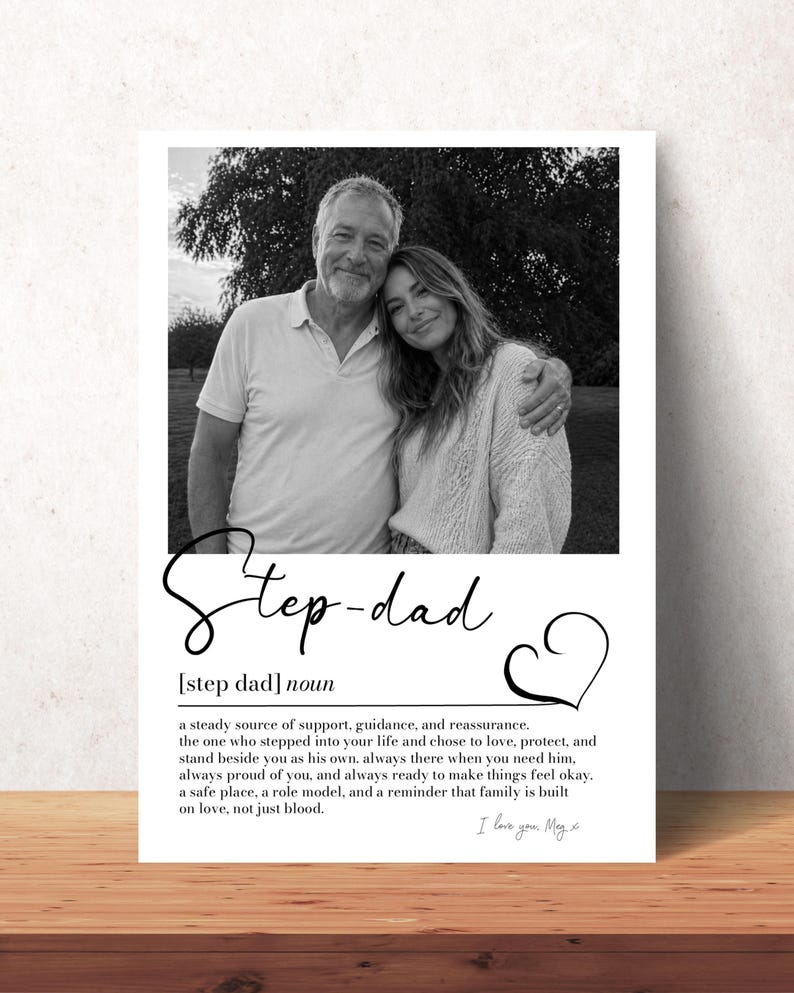 K&ouml;nnte beinhalten: Schwarz-Wei&szlig;-Druck mit einem Foto von Mann und Frau, die sich umarmen. Der Druck enth&auml;lt den Text "Step-dad" in Schreibschrift, eine Definition und ein Herzsymbol. Die Worte "I love you, Meg x" sind ebenfalls vorhanden.