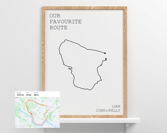 Puede incluir: Una impresión enmarcada con un dibujo en blanco y negro de una ruta de carrera. La impresión tiene el texto "OUR FAVOURITE ROUTE" en la parte superior y "10KM JOHN & KELLY" en la parte inferior.