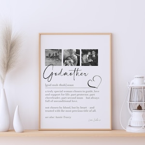 Könnte beinhalten: Ein gerahmter Druck mit dem Wort "Godmother" in Schreibschrift, einer Definition und drei Schwarz-Weiß-Fotos. Die Definition beschreibt die Rolle einer Patin, mit einem Herzsymbol. Der Druck steht auf einem Holzregal.