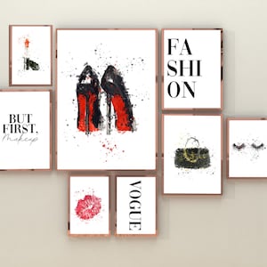 Op de afbeelding: Een set van acht ingelijste prints met een modethema. De prints bevatten afbeeldingen van hoge hakken, een handtas, wimpers, lippen en tekst die "But First, Makeup", "Fashion" en "Vogue" zegt.