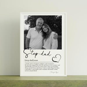 K&ouml;nnte beinhalten: Gerahmter Schwarz-Wei&szlig;-Druck mit einem Foto eines Mannes und einer Frau. Das Wort "Step-dad" ist kursiv geschrieben, mit einer Definition darunter. Der Text enth&auml;lt "I love you May."